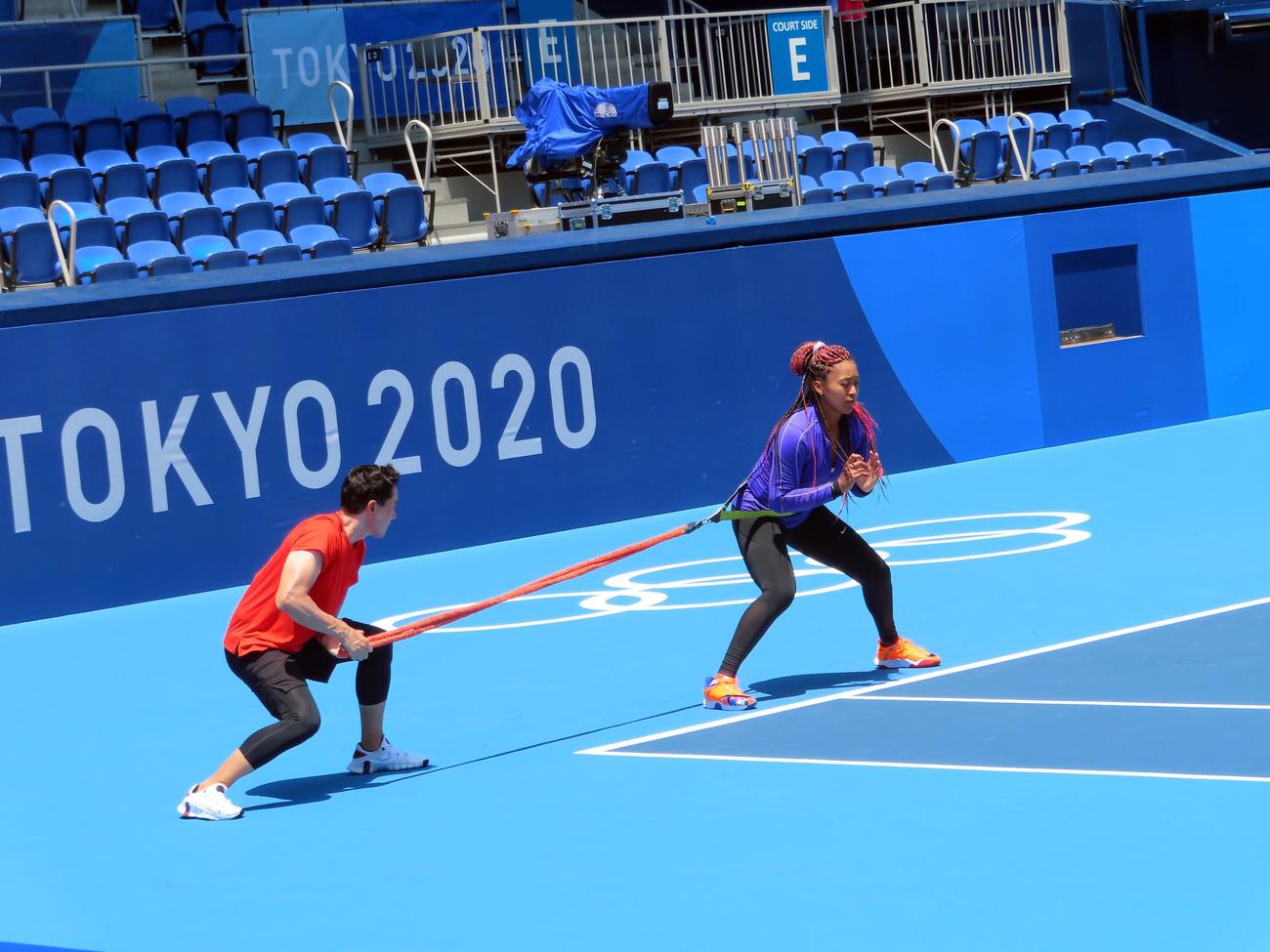 コート上で中村トレーナーとトレーニングする大坂