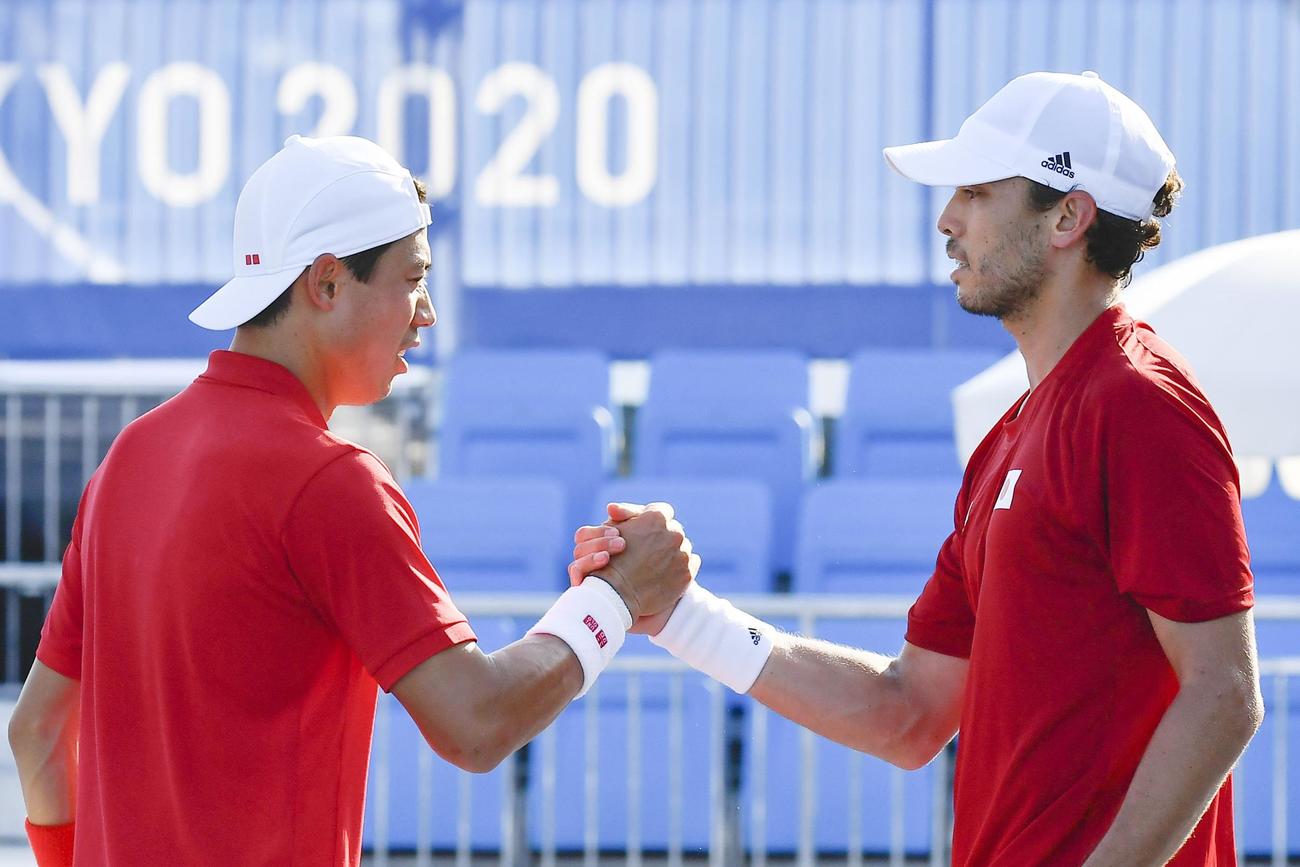 男子ダブルス1回戦　ポルトガルのジョアン・ソウザ、ペドロ・ソウザ組に快勝したマクラクラン（右）、錦織組
