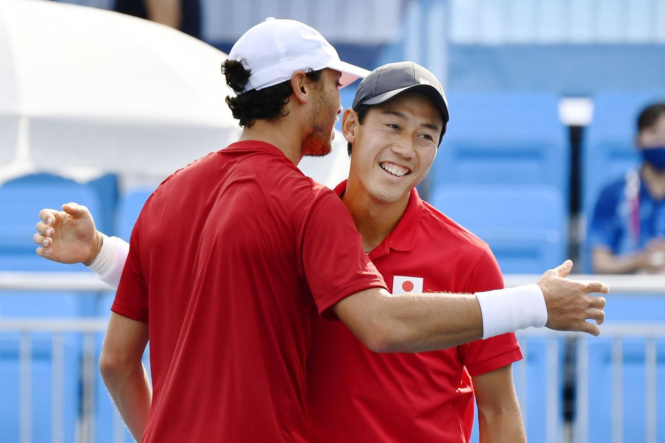 男子ダブルス2回戦で英国組に勝利し、喜ぶマクラクラン（左）、錦織組（共同）