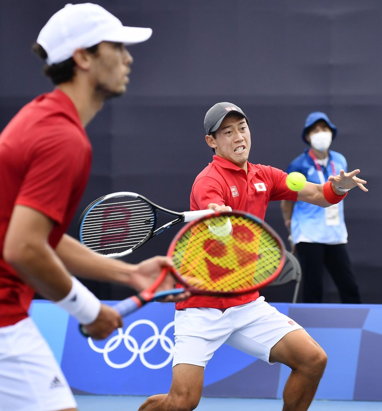 男子ダブルス2回戦　マクラクラン（左）、錦織組のプレー（共同）
