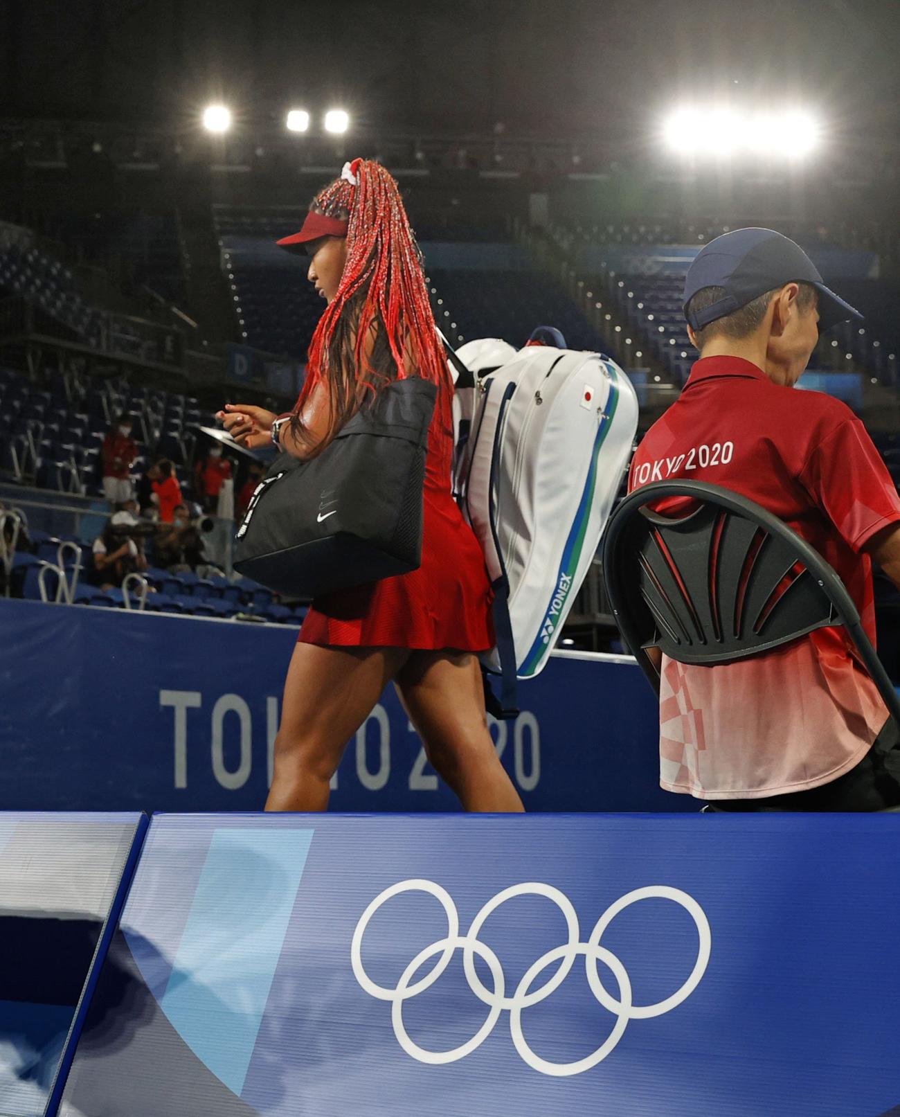 女子シングルス3回戦でチェコ選手に敗れ、引き揚げる大坂なおみ（共同）