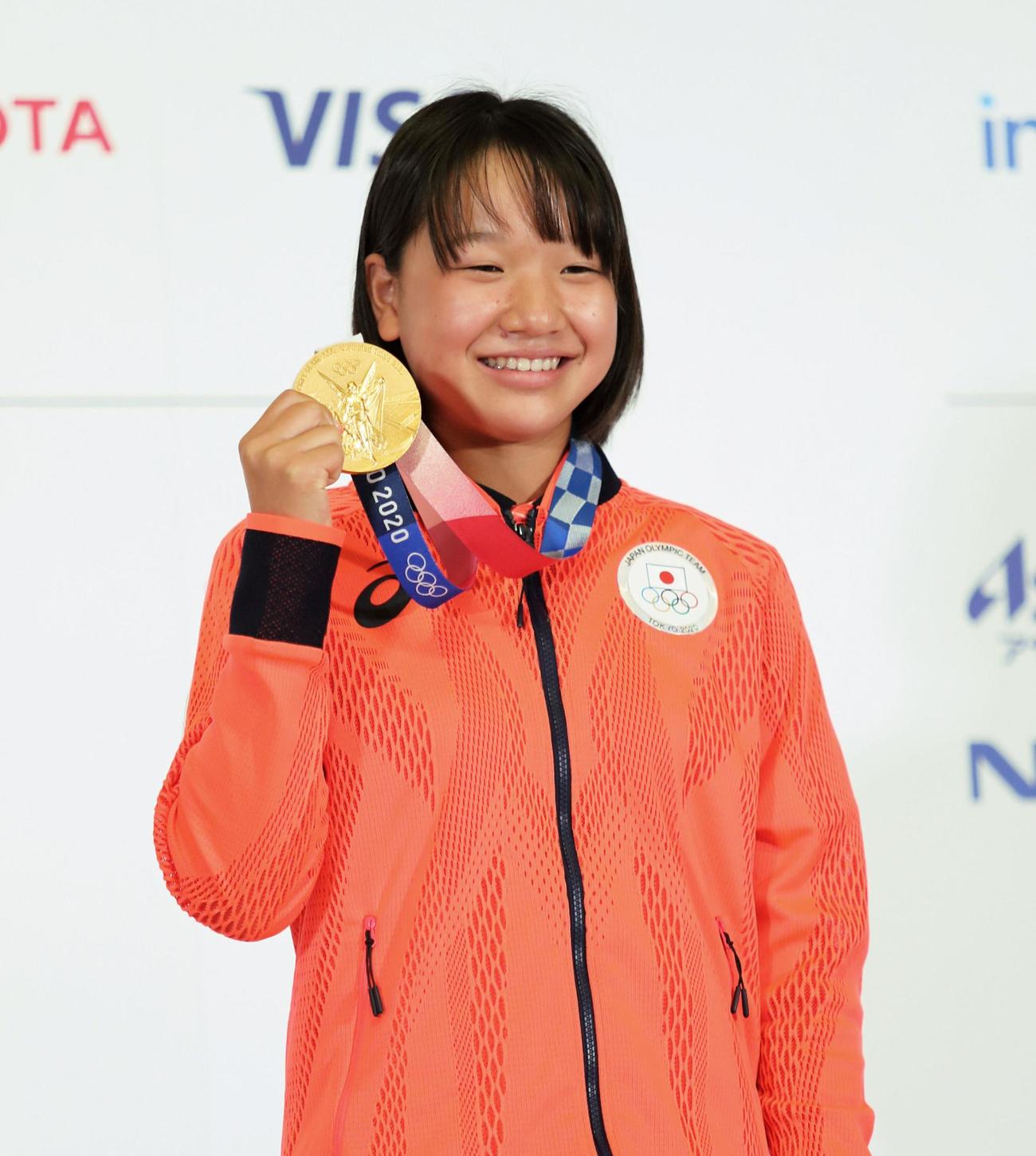 優勝から一夜明けて記者会見し、金メダルを手に笑顔を見せる西矢椛（代表撮影）