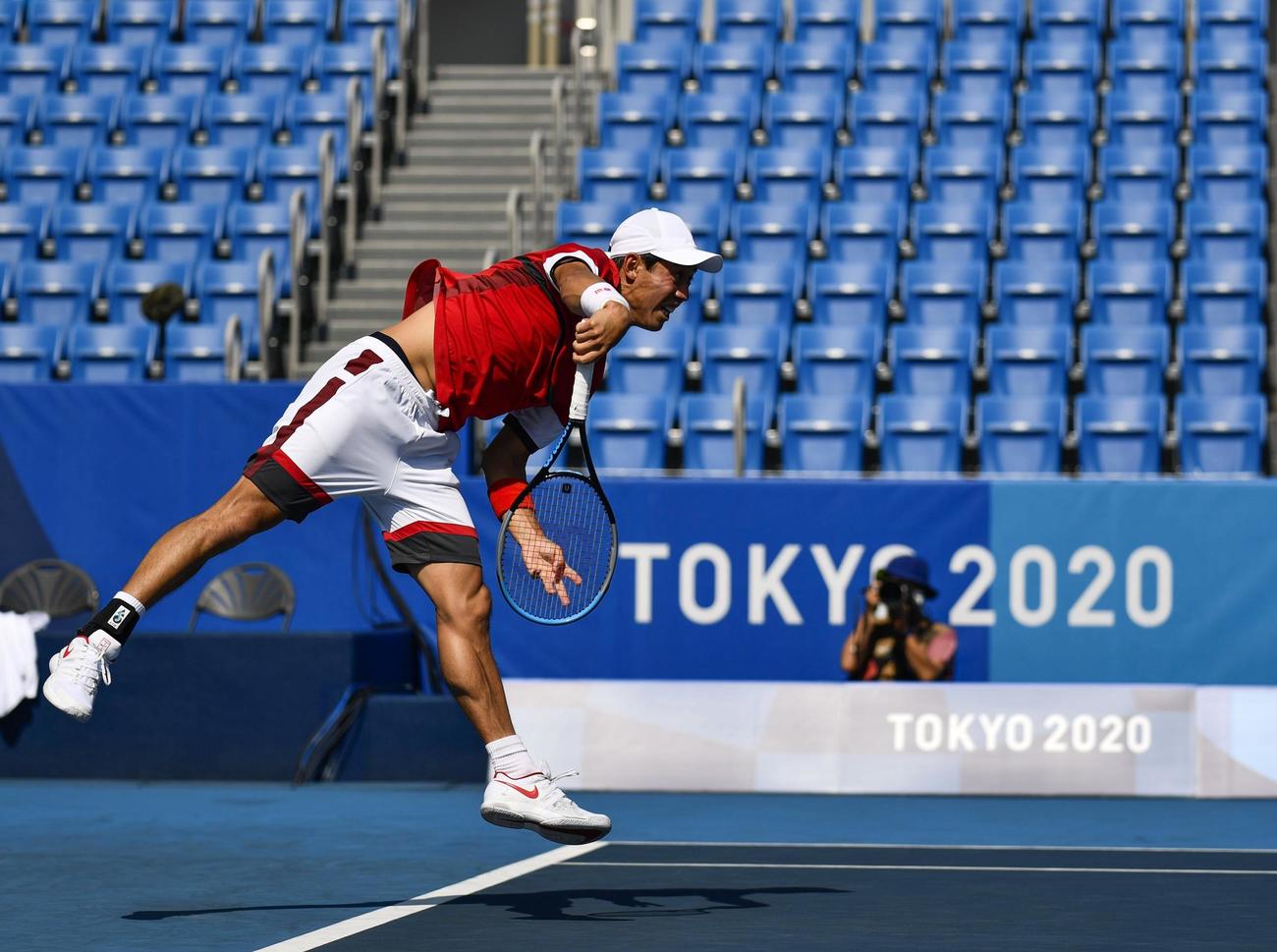 男子シングルス3回戦　ベラルーシ選手と対戦する錦織圭＝有明テニスの森公園（共同）