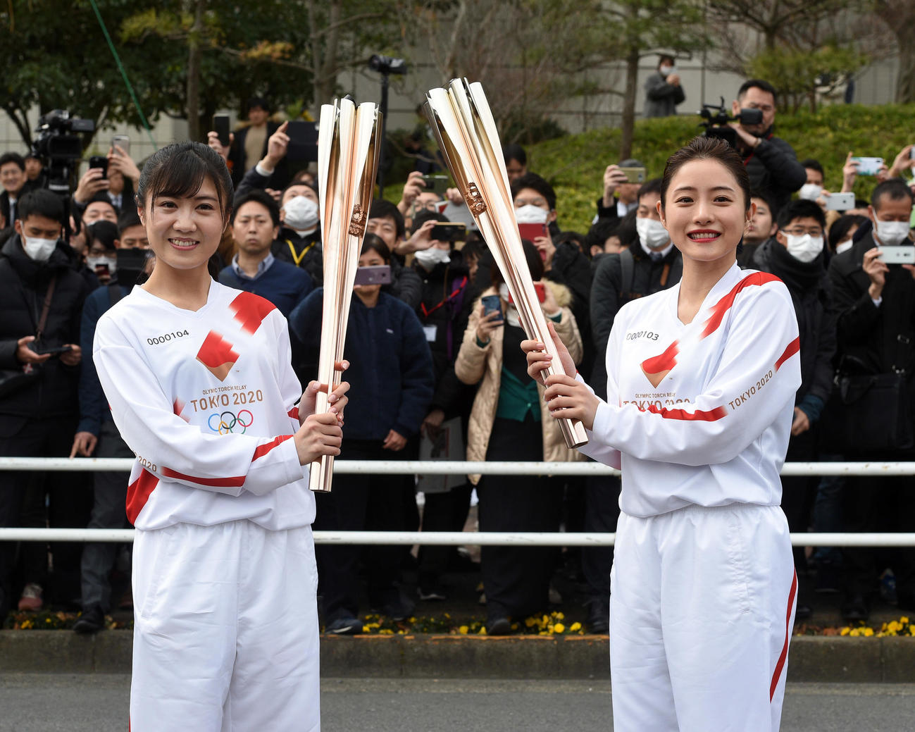 東京五輪の聖火リレーのリハーサルをする石原さとみ（右）は次走者にトーチキスする（2020年2月15日撮影）