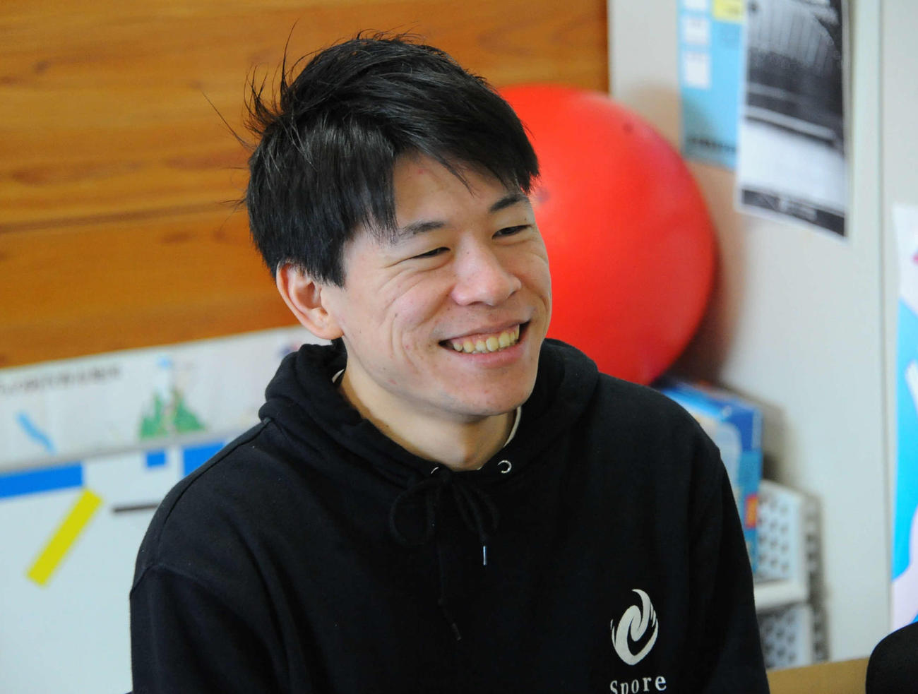 聖火ランナーを務める土岐さん（撮影・小林忠）