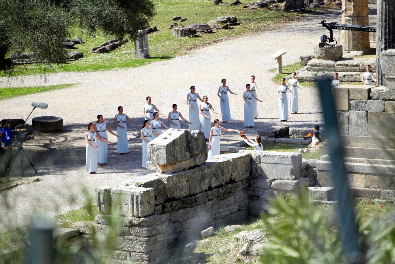 オリンピアのヘラ神殿で採火式のリハーサルを行うみこたち（撮影・三須一紀）