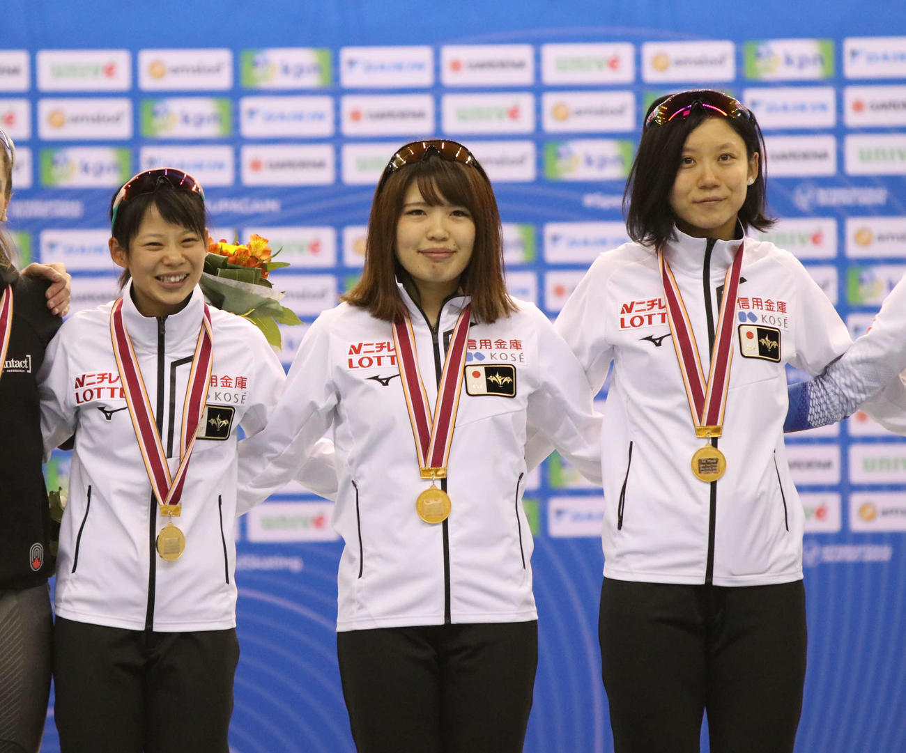 左から高木菜那、佐藤綾乃、高木美帆（2019年12月15日）