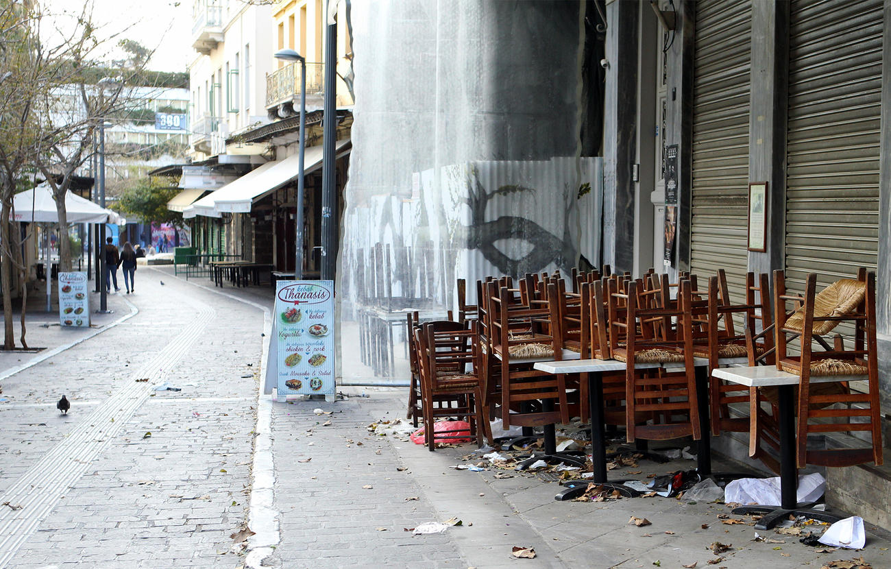 普段は観光客でにぎわうアテネ市中心部もシャッター街となり、飲食店のテーブルとイスが道端に無造作に置かれていた（撮影・三須一紀）