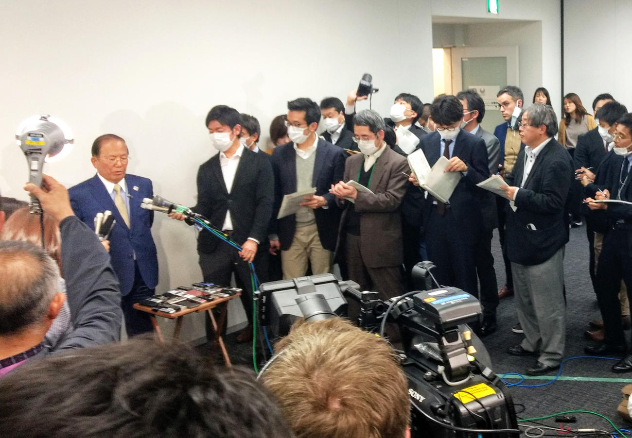 聖火リレーについて会見した組織委の武藤事務総長（左）。報道陣から基準を求められ「この状態は過度な密集ではない」と感覚を示した（撮影・木下淳）