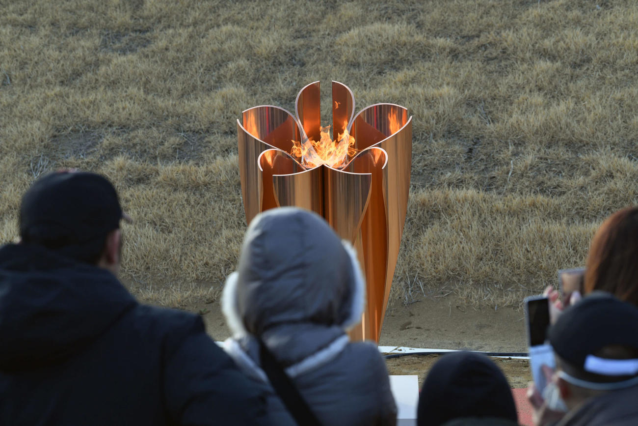 石巻南浜津波復興記念公園に展示された「復興の火」が点火された聖火皿（撮影・滝沢徹郎）