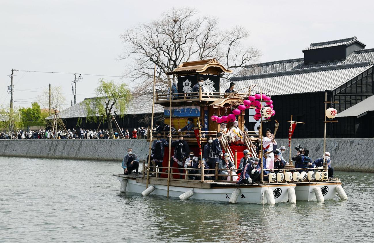 愛知県半田市の運河で聖火を運ぶ「ちんとろ舟」（共同）