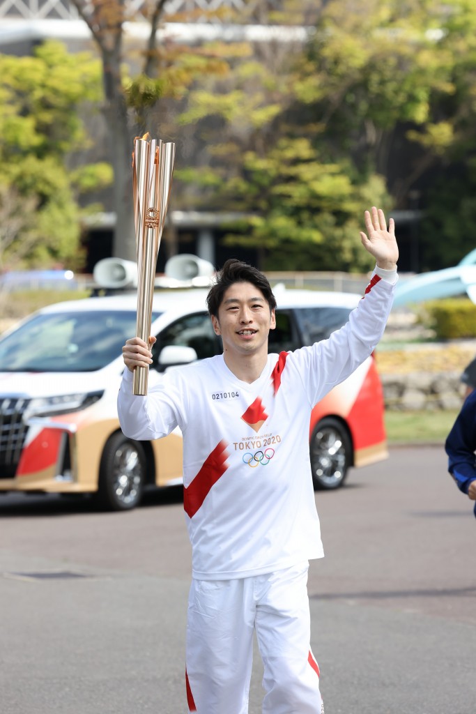 聖火ランナーを務めた上山容弘（代表撮影）