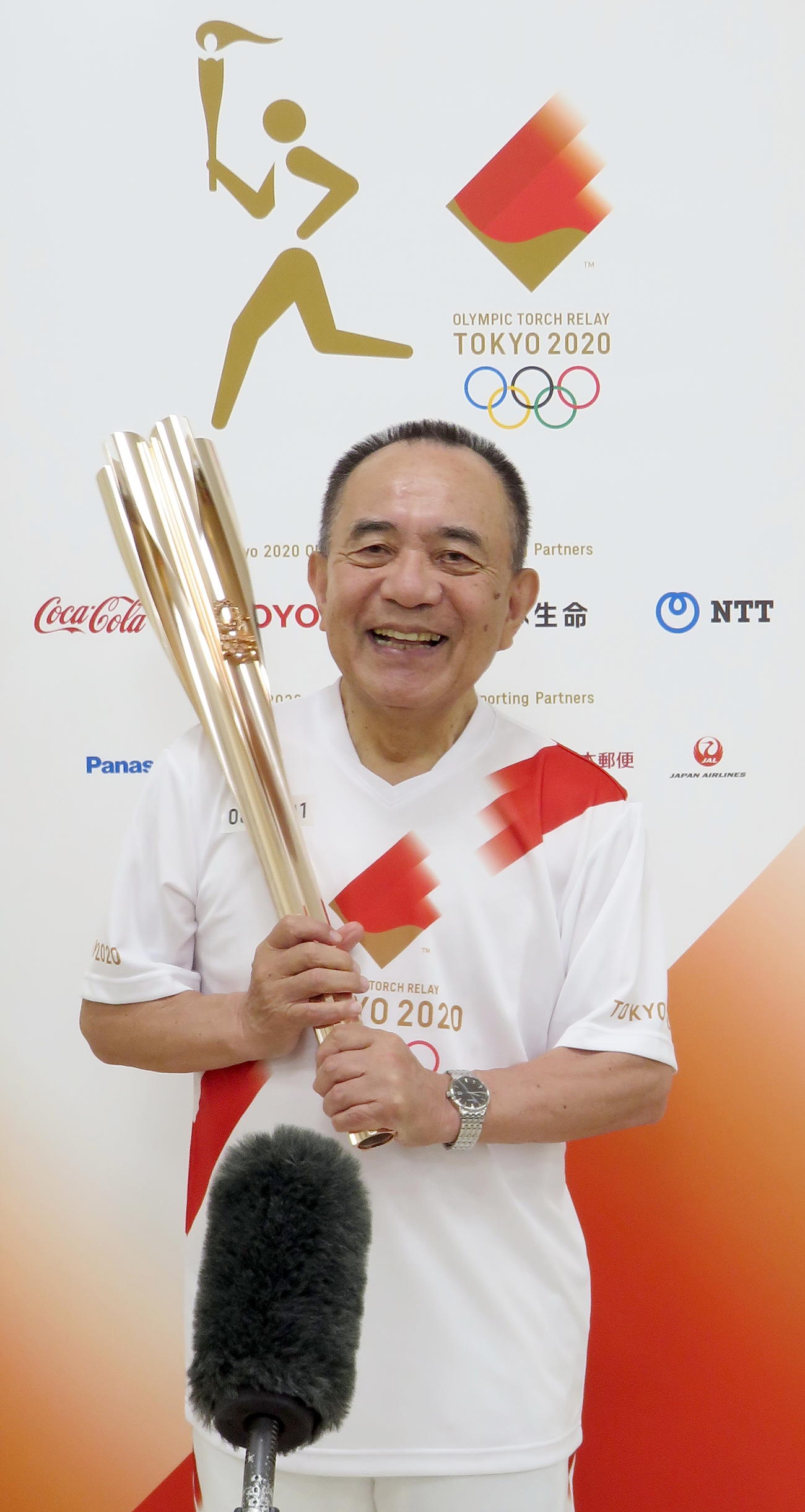 トーチを手に笑顔で取材に応じる三遊亭小遊三（撮影・鎌田直秀）