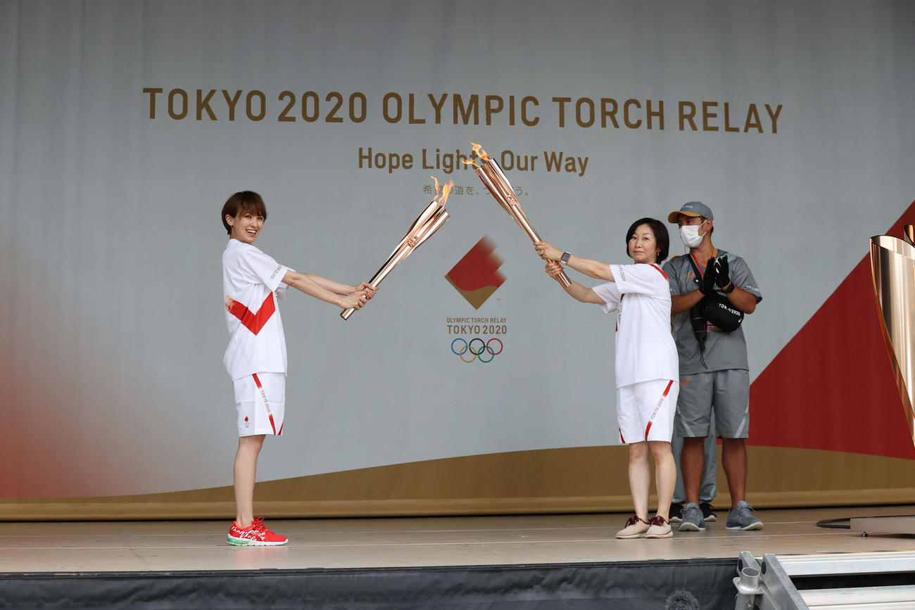 藤沢市・辻堂神台公園でのトーチキスのイベントに参加した南明奈（左）（代表撮影）