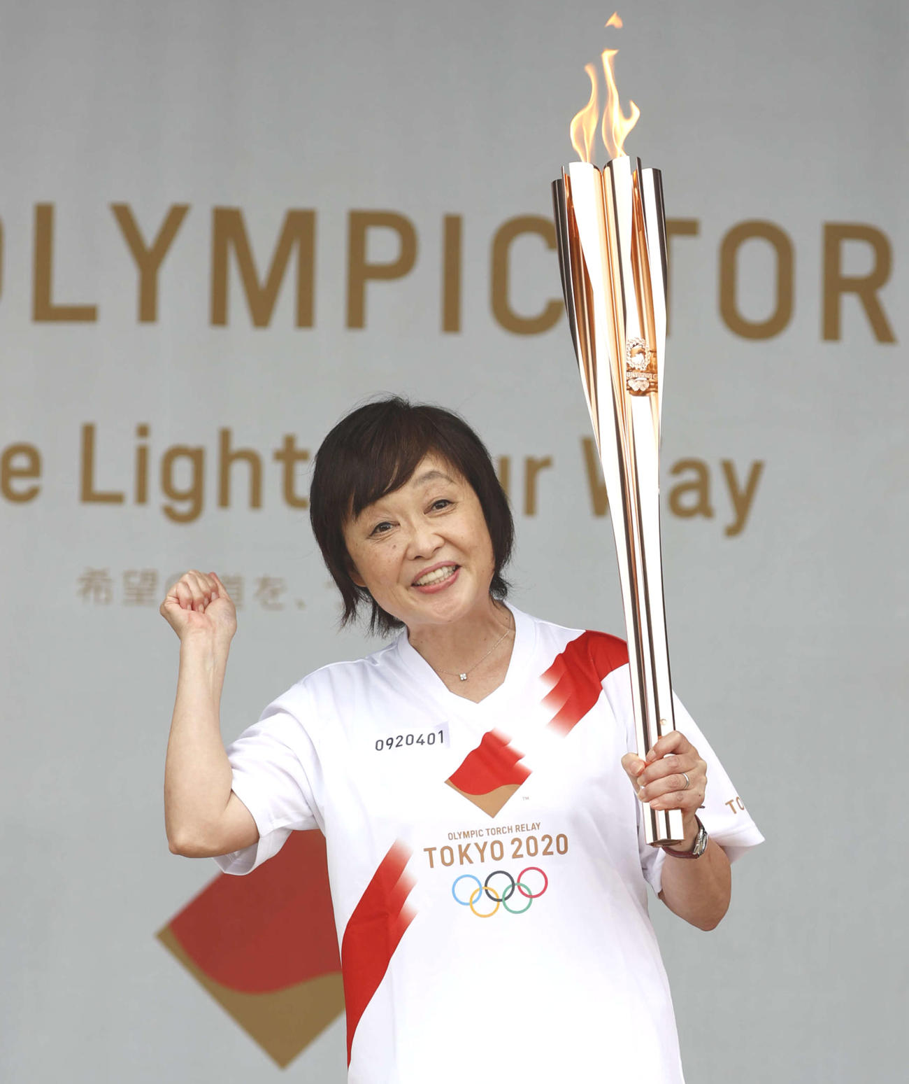 聖火ランナーを務めた女子マラソンの増田明美さん（代表撮影）