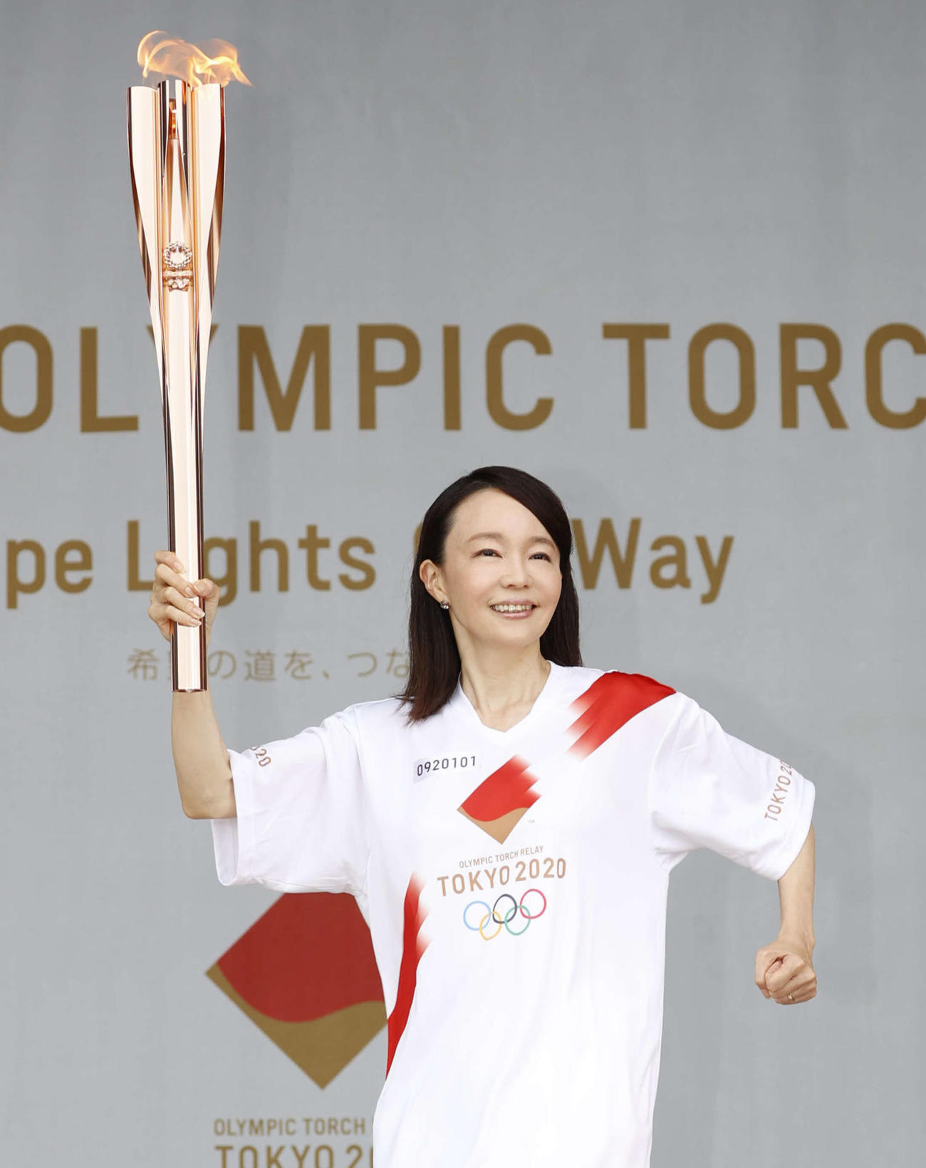 聖火ランナーを務めた女子マラソンの千葉真子さん（代表撮影）