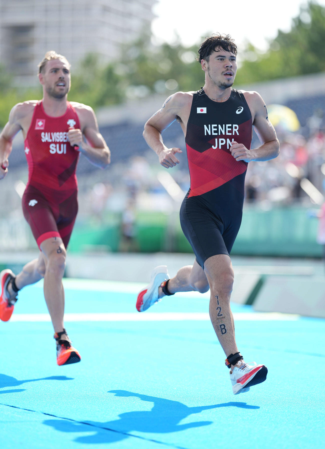 トライアスロン混合リレー　ランで力走するニナー（右）（撮影・鈴木みどり）