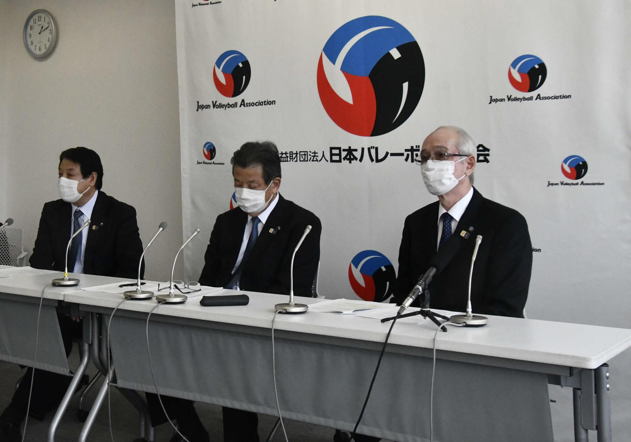 新型コロナウイルスの影響を報告する日本バレーボール協会の嶋岡会長（左から2人目）ら（撮影・平山連）
