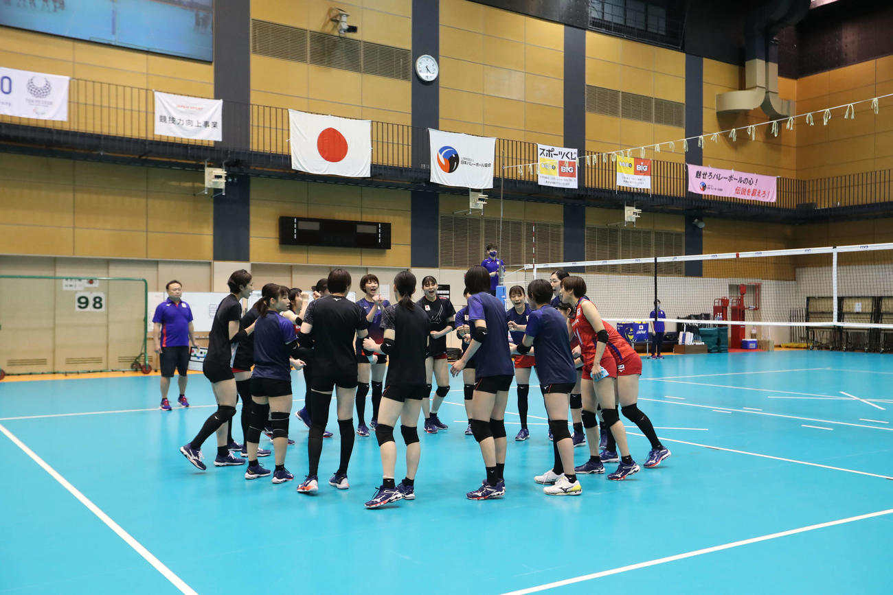 開幕まで3カ月余りに迫った東京五輪に向け、一丸となって練習に励むバレーボール女子日本代表＝2021年4月18日（提供：日本バレーボール協会）