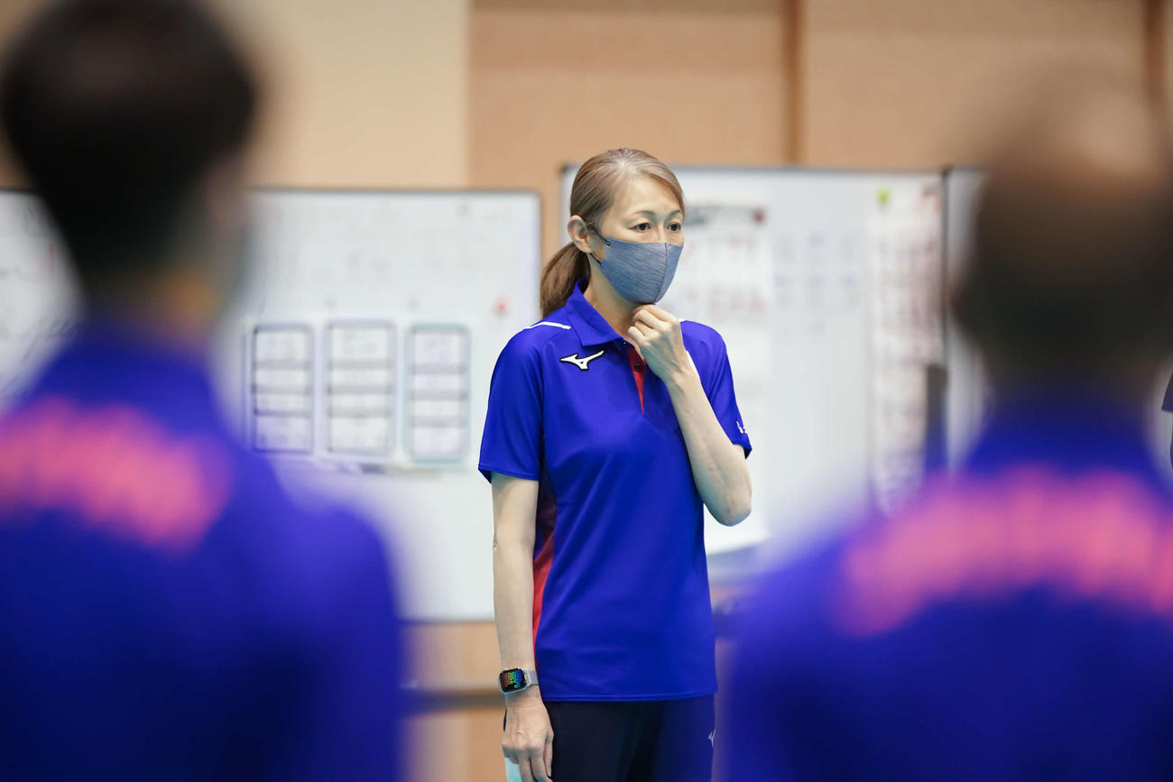 練習の様子を眺めるバレーボール女子日本代表の中田久美監督（提供：日本バレーボール協会）