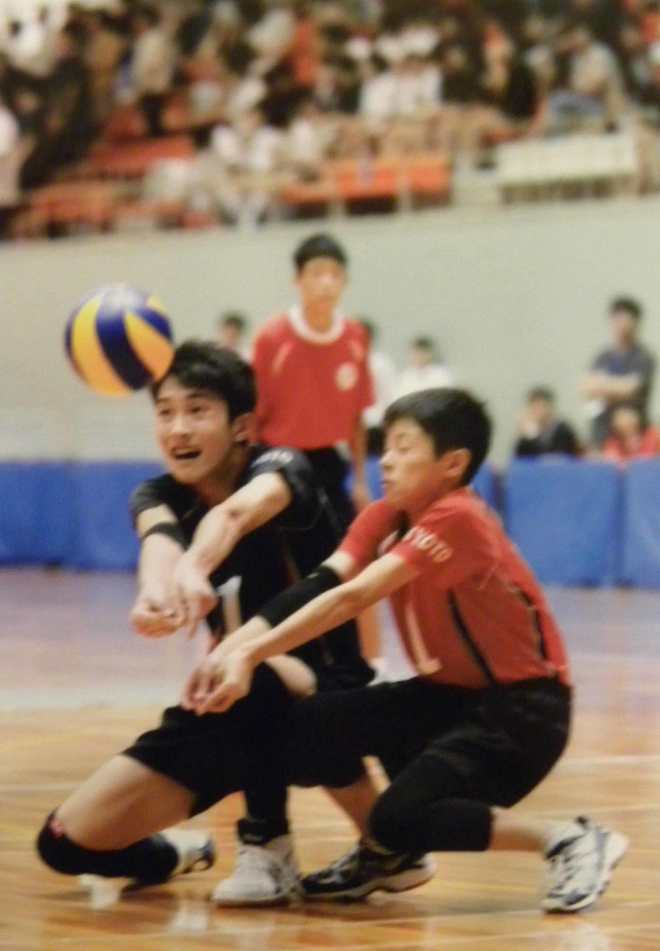 試合でボールを追う高橋藍（右）と兄の塁（家族提供）