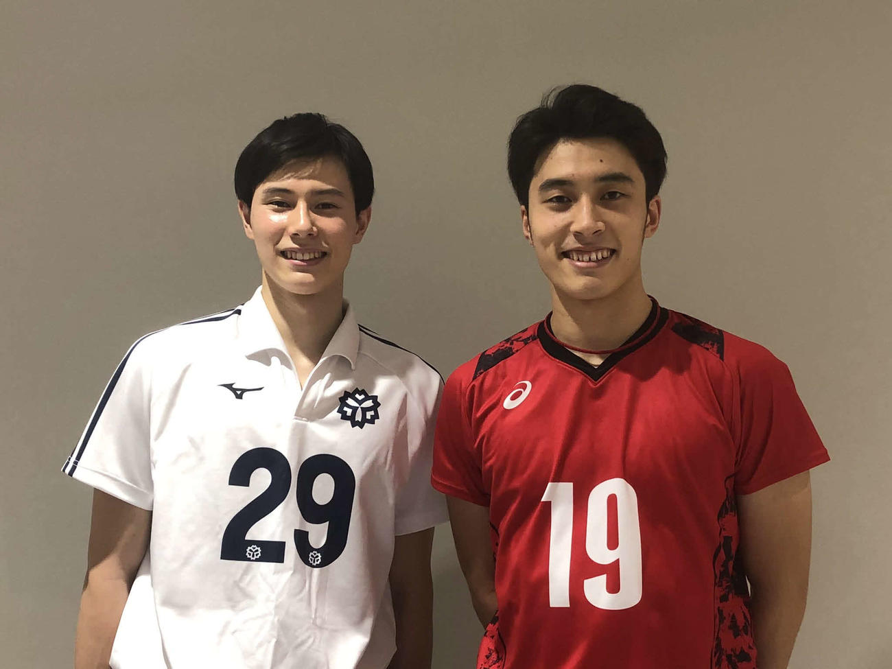 昨冬の全日本バレーボール大学選手権で初対決の後、記念撮影に応じる高橋藍（左）と兄の塁