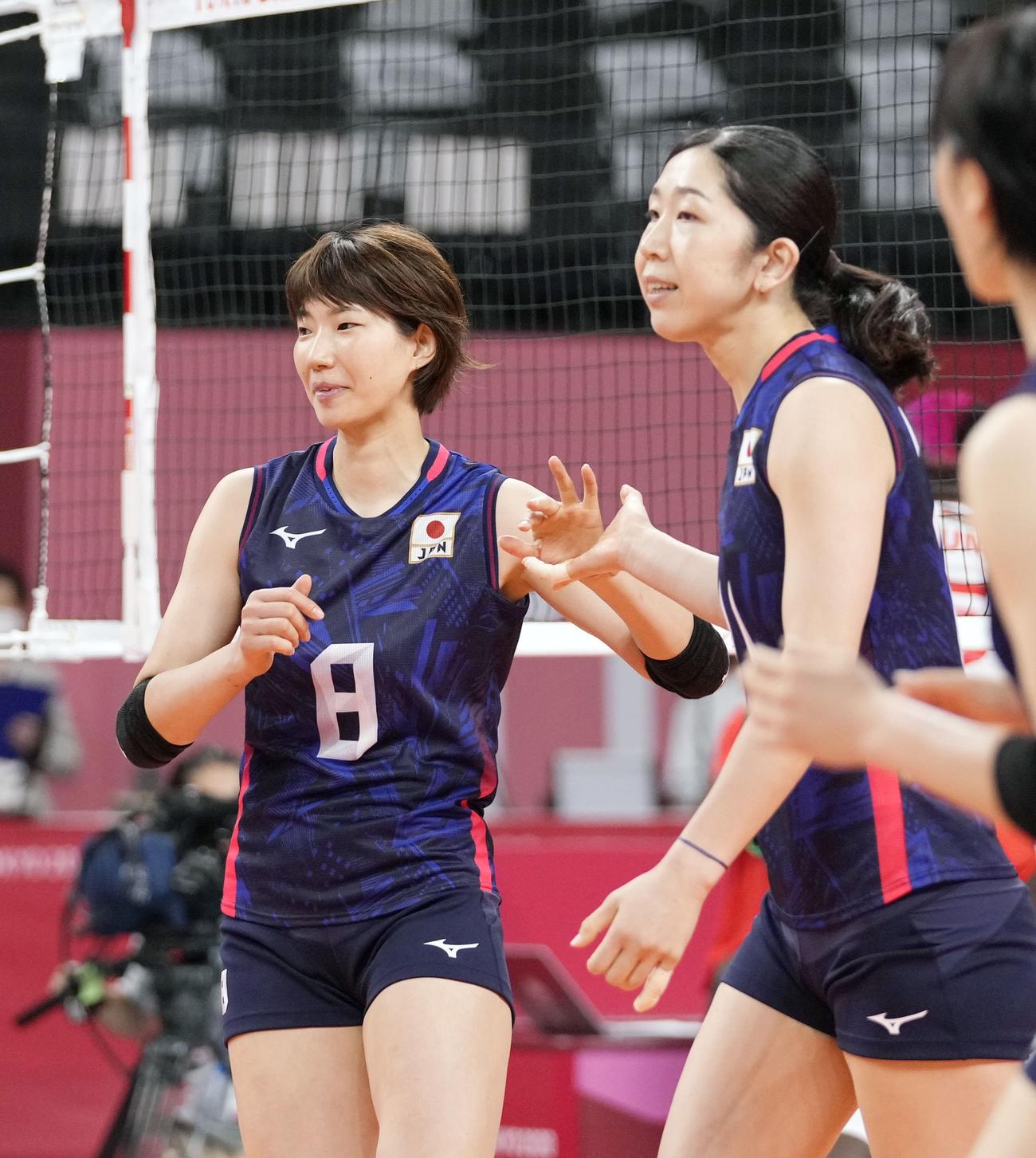タッチを交わす石井優希（左）と荒木絵里香（共同）