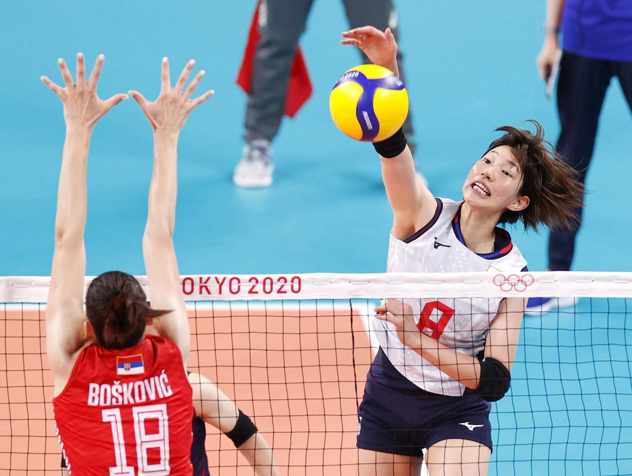 日本―セルビア　第1セット、スパイクを決める石井優希（共同）