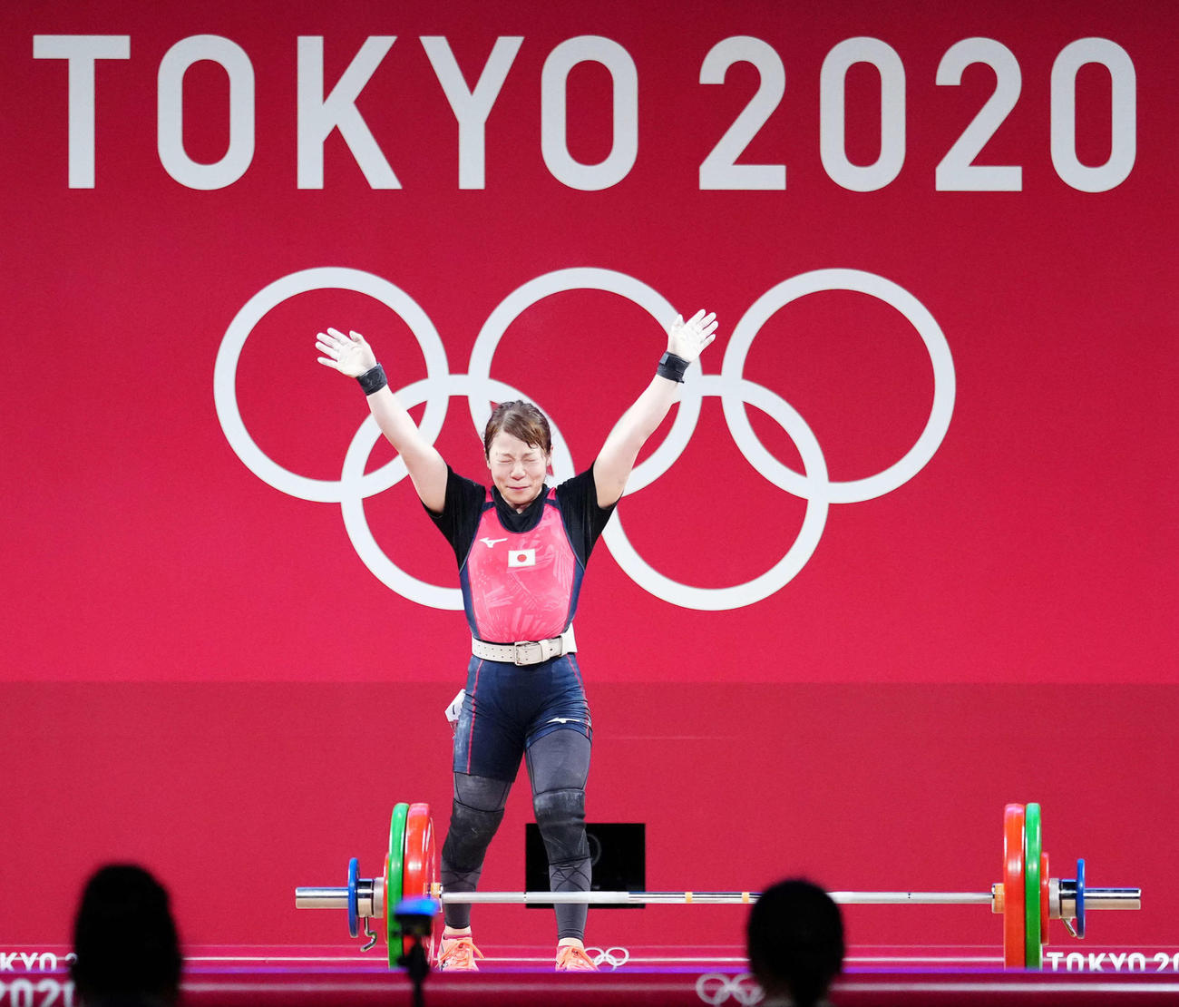 重量挙げ女子49キロ級　ジャーク3回目の試技を失敗し、悔しい表情であいさつする三宅（撮影・江口和貴）