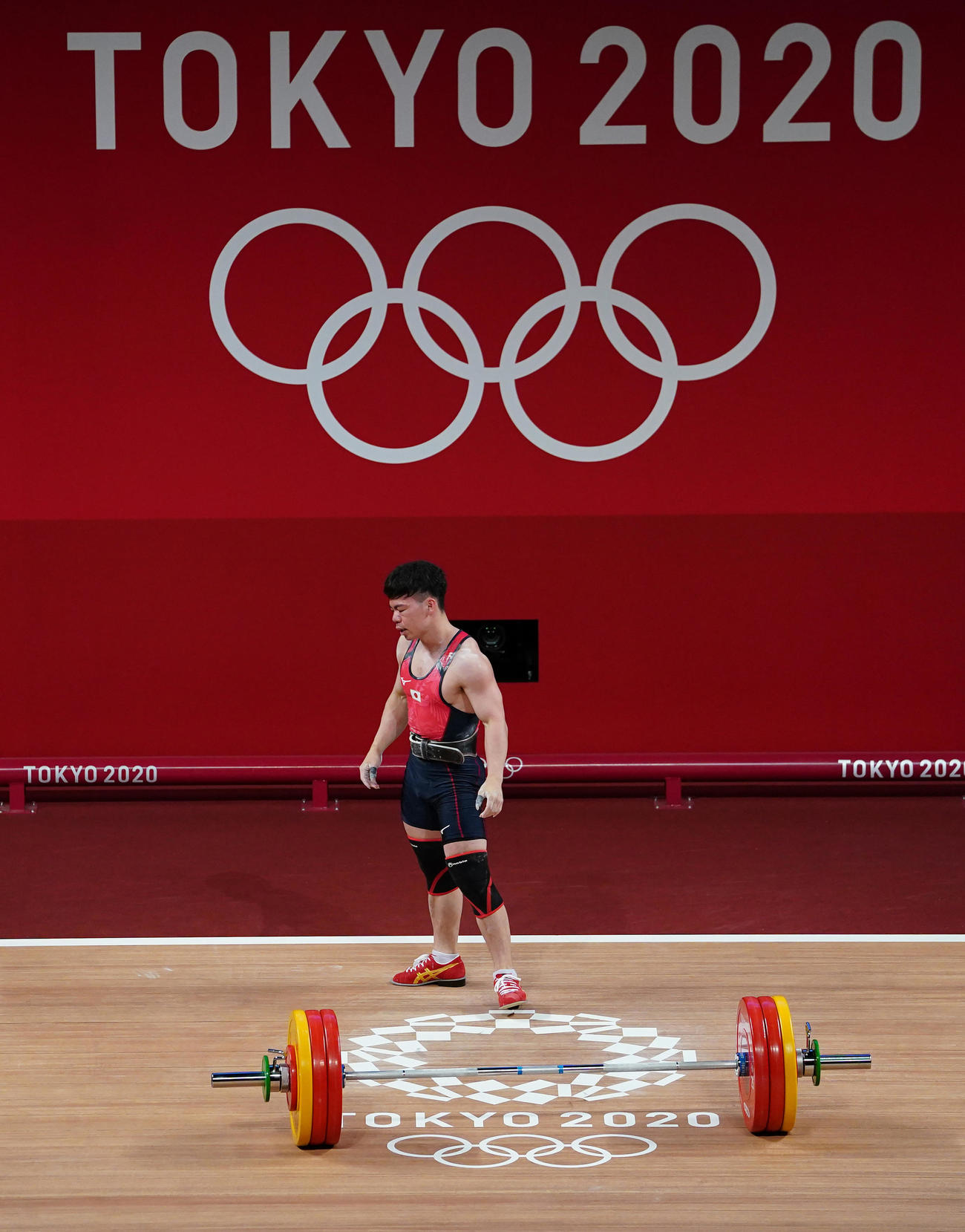 東京五輪　重量挙げ男子61キロ級　ジャーク3回目で162キロを失敗し、引き揚げる糸数