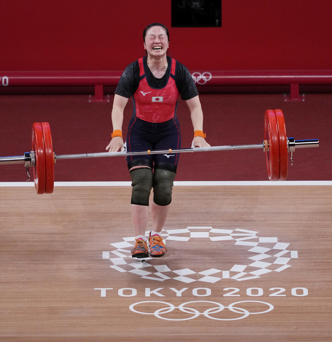 重量挙げ女子59キロ級　ジャーク3回目で120キロを成功させ、雄たけびを上げる安藤