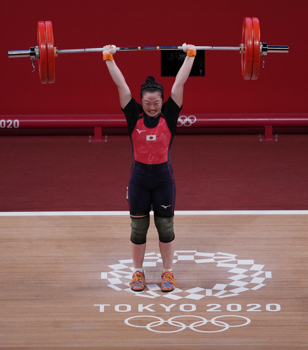 重量挙げ女子59キロ級　ジャーク3回目で120キロを成功させる安藤
