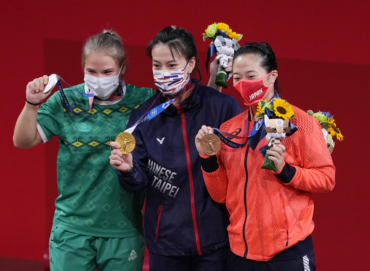 東京五輪　重量挙げ女子59キロ級で銅メダルを獲得し、1位の郭（中央）、2位のグリエワ（左）と記念写真に納まる安藤