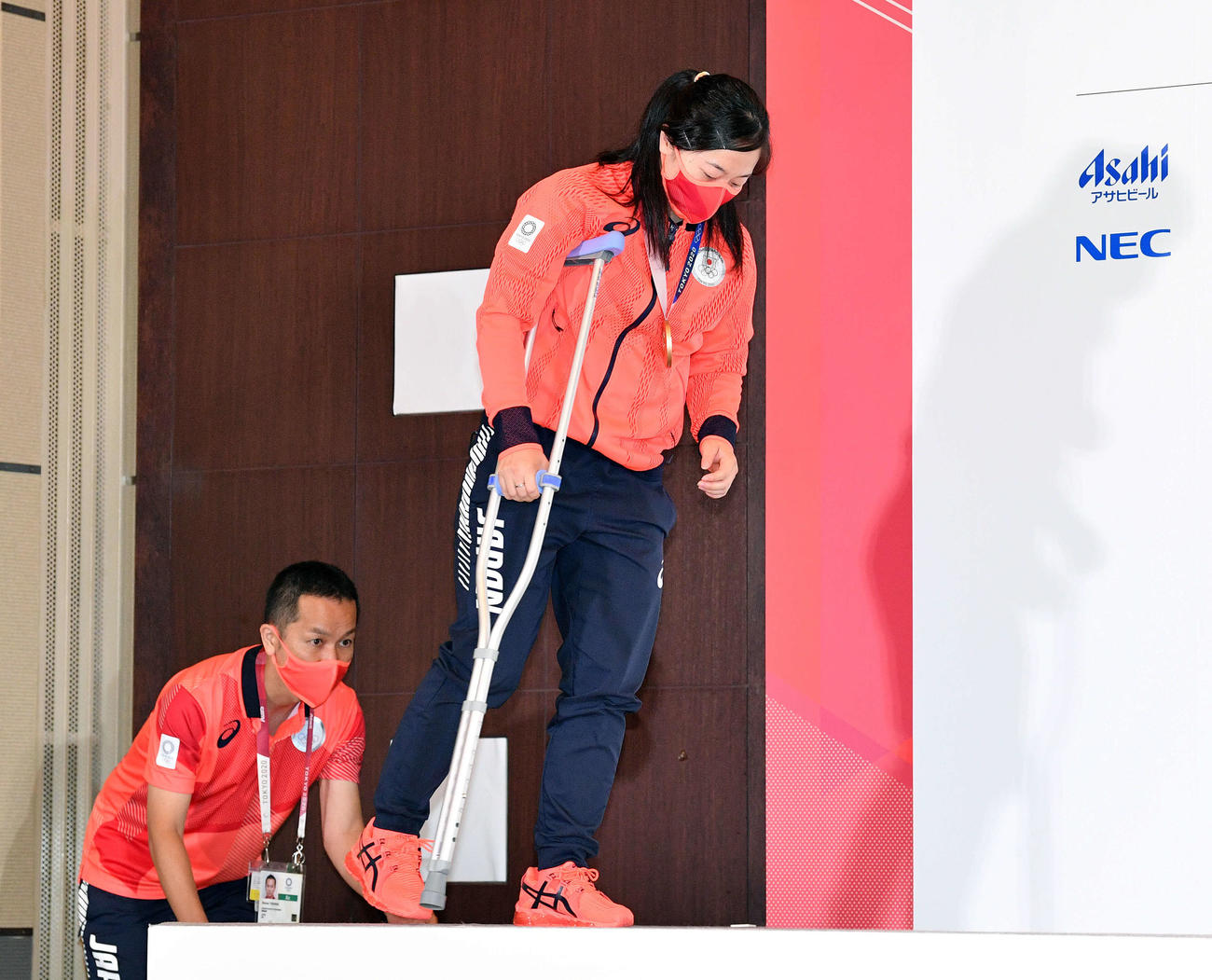 一夜明け会見に松葉づえを使い登壇する女子重量挙げの安藤（撮影・滝沢徹郎）