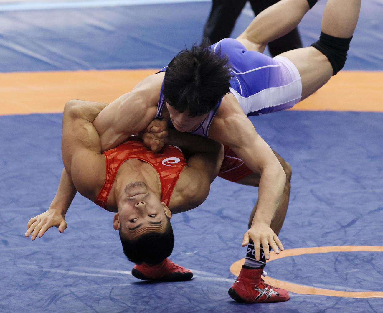 男子グレコローマンスタイル60キロ級決勝で鈴木絢大（上）を攻める文田健一郎（代表撮影）