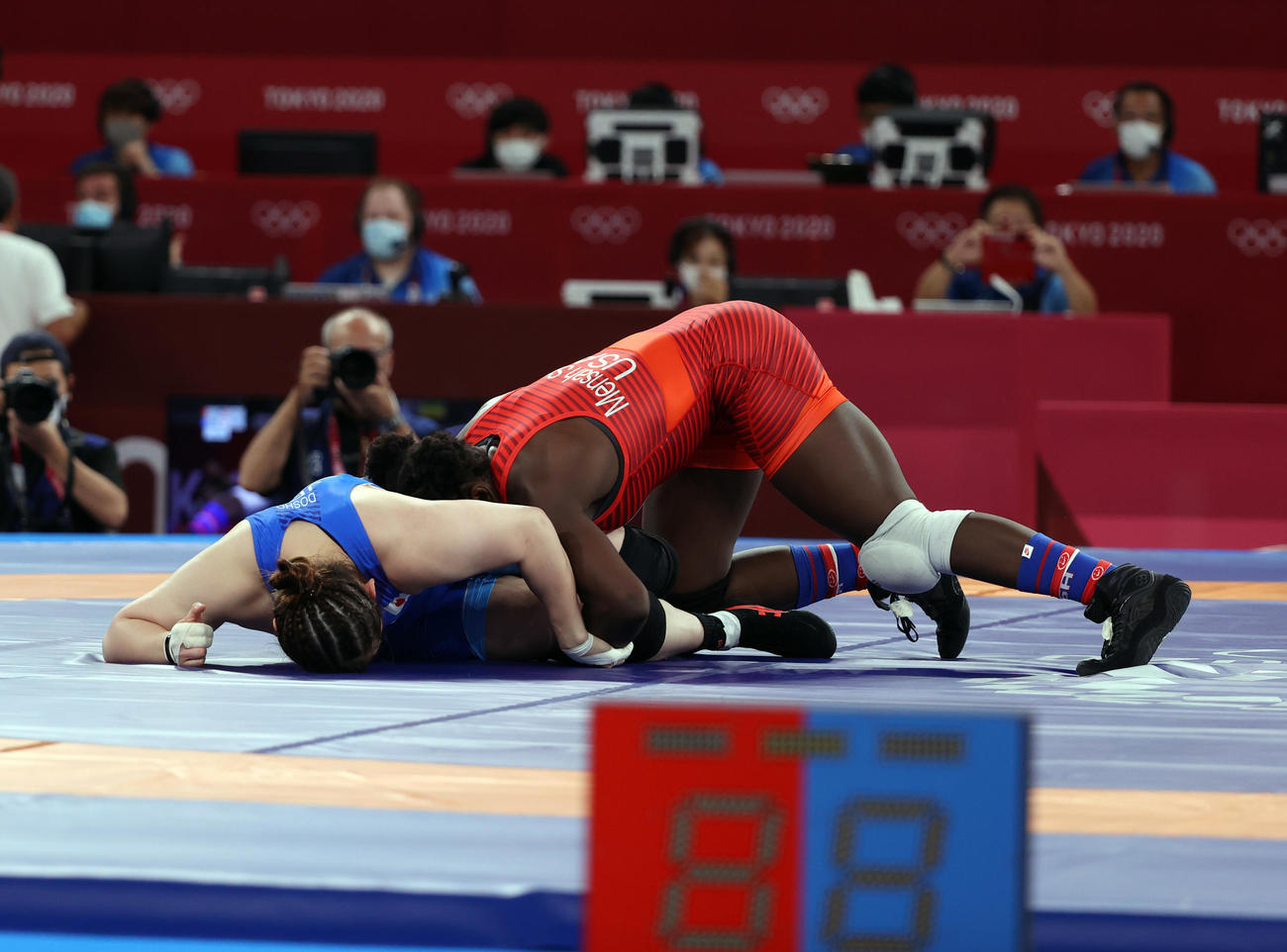 女子フリースタイル68キロ級1回戦　土性はストックメンサに背中を取られる（撮影・パオロ　ヌッチ）