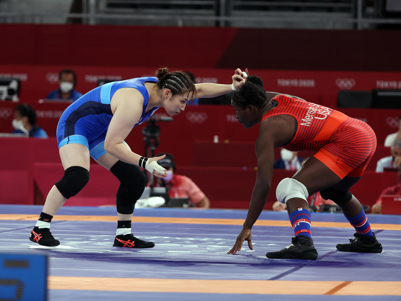女子フリースタイル68キロ級1回戦　土性はストックメンサの出方を探る（撮影・パオロ　ヌッチ）