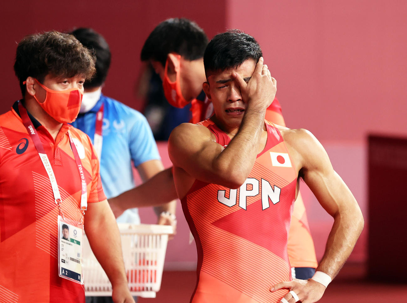 男子グレコローマン60キロ級決勝でキューバのオルタサンチェスに敗れ銀メダルの文田（右）は号泣する（撮影・パオロ・ヌッチ）