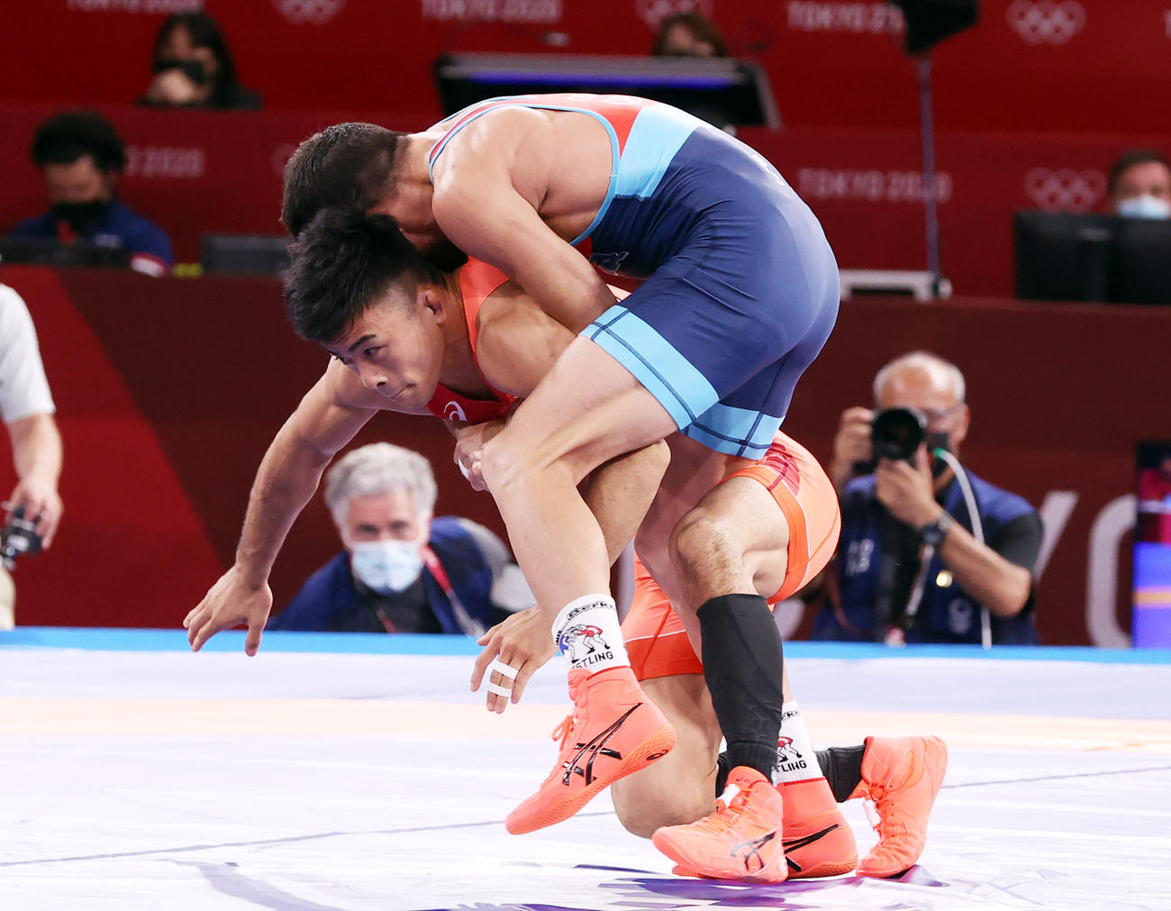 男子グレコローマン60キロ級決勝でオルタサンチェス（右）にバックを取られる文田（撮影・パオロ・ヌッチ）