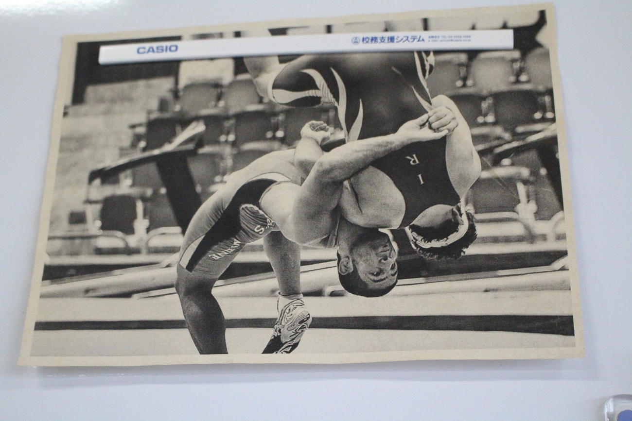 韮崎工高の練習場に父敏郎さんが貼った「反り投げ」の写真