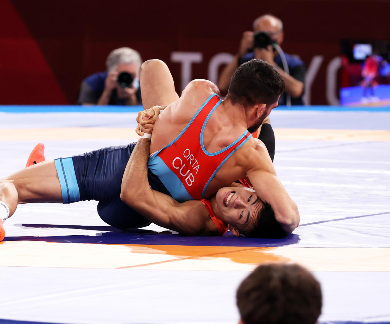 男子グレコローマン60キロ級決勝、下からオルタサンチェスをグリップしローリングしようとする文田（撮影・パオロ・ヌッチ）