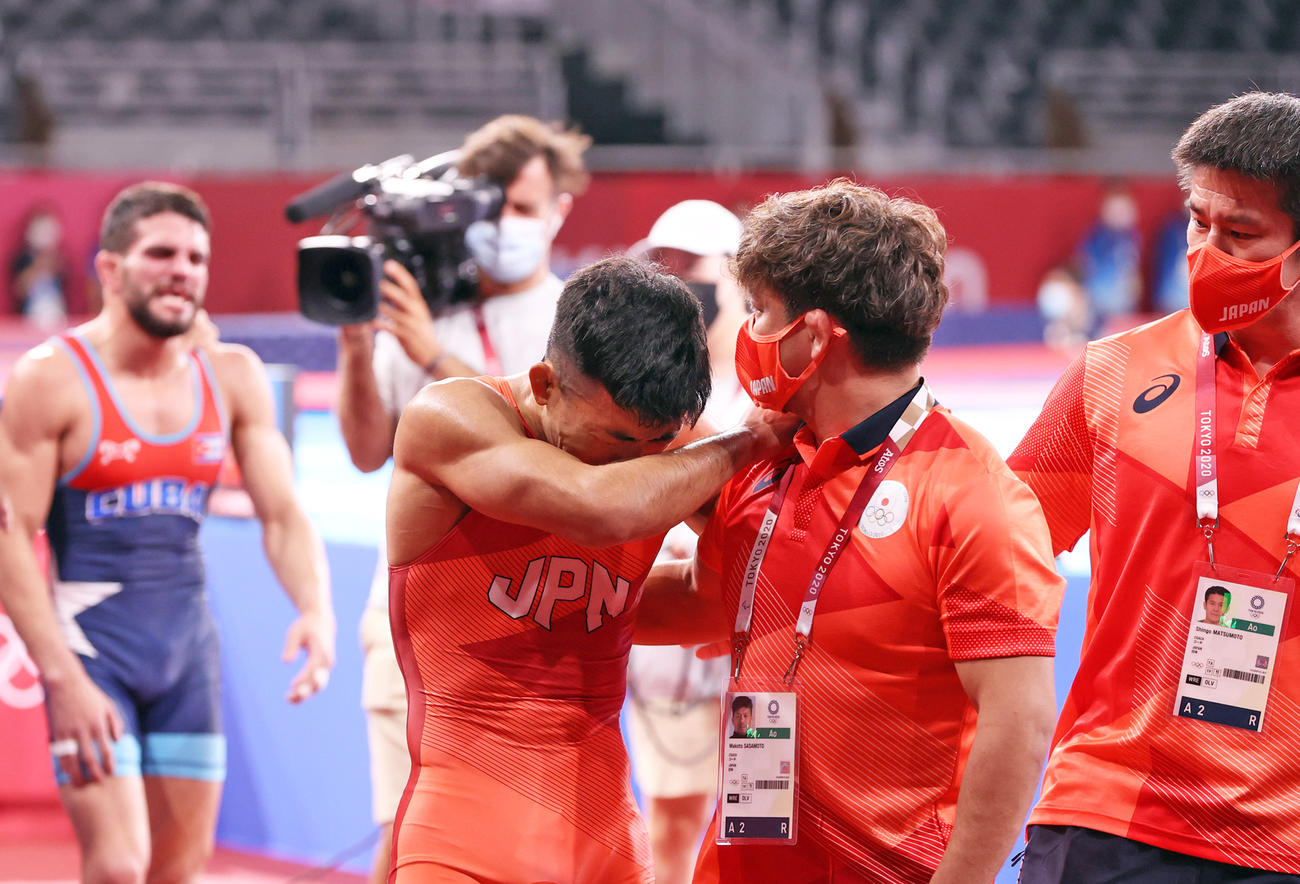 男子グレコローマン60キロ級決勝でキューバのオルタサンチェス（後方左）に敗れ、号泣する文田（撮影・パオロ・ヌッチ）
