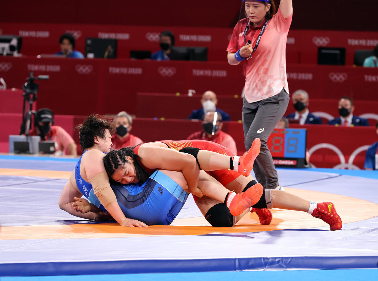 女子フリースタイル76キロ級3位決定戦　中国の周倩（右）に攻め込まれる皆川（撮影・パオロ　ヌッチ）