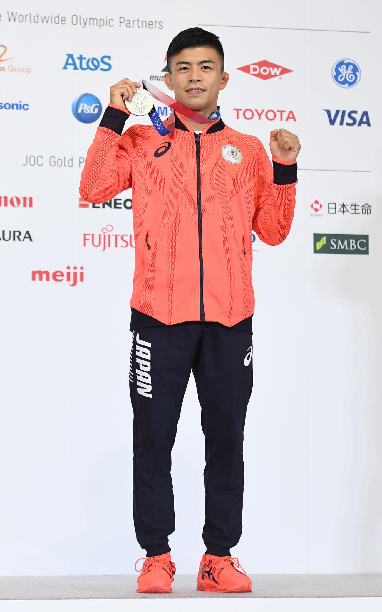 レスリング男子グレコローマン60キロ級で銀メダルを獲得した文田は、メダルを手に笑顔で撮影に応じる（代表撮影）