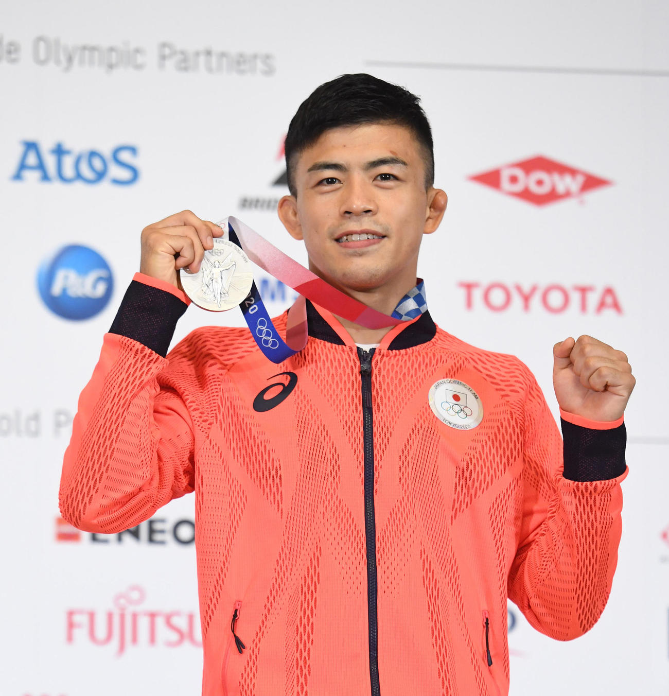 レスリング男子グレコローマン60キロ級で銀メダルを獲得した文田は、メダルを手に笑顔で撮影に応じる（代表撮影）