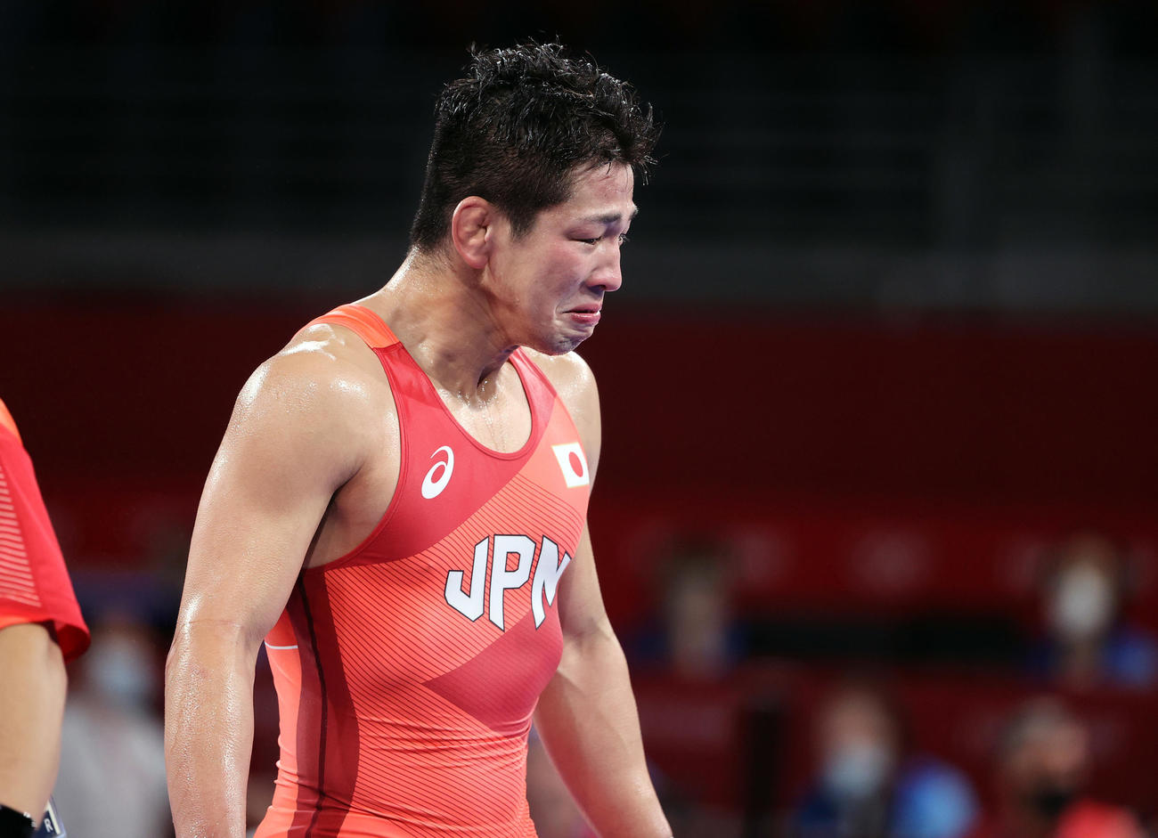 男子グレコローマン77キロ級3位決定戦　銅メダルを獲得し、涙を流し喜ぶ屋比久（撮影・パオロ　ヌッチ）