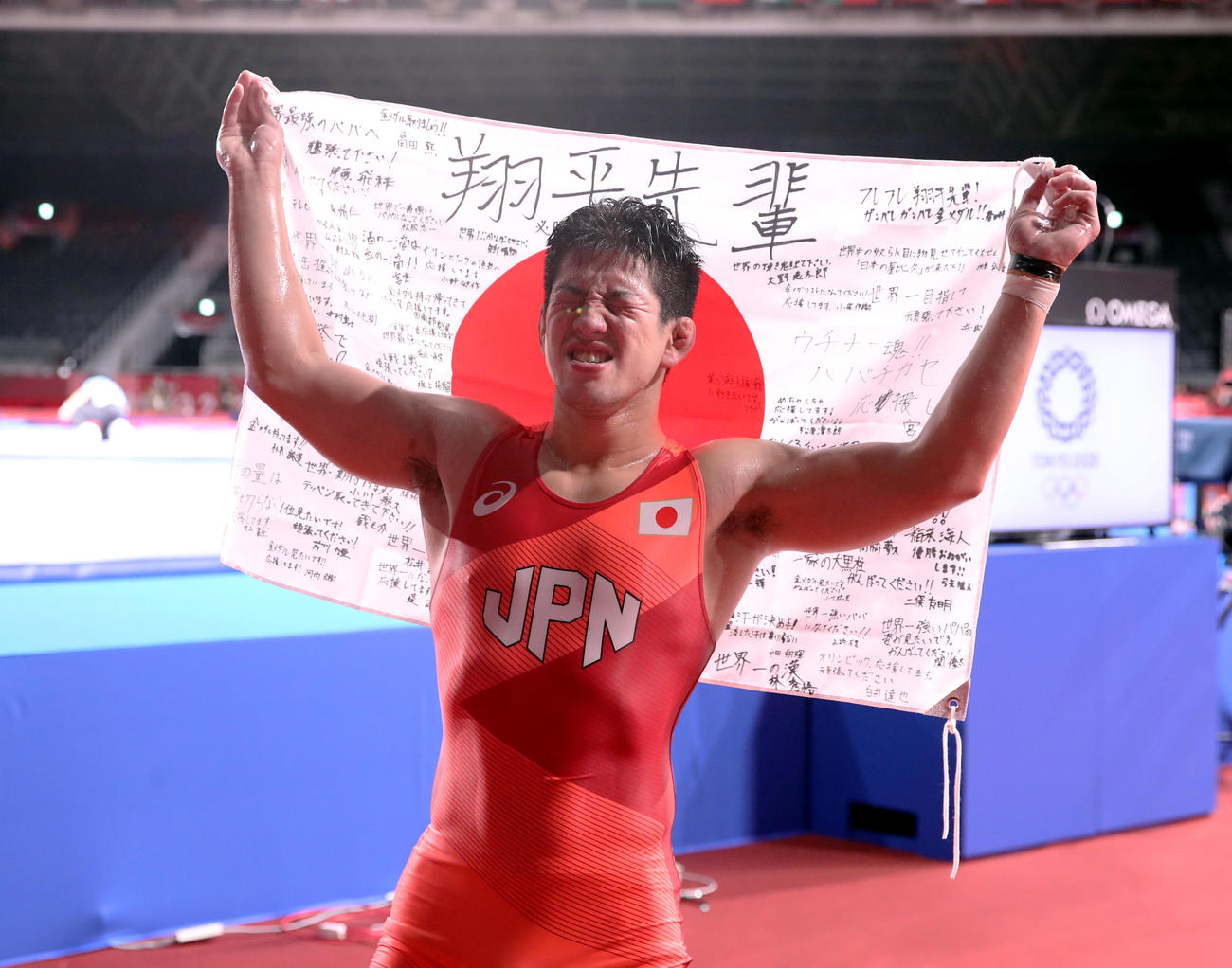 男子グレコローマン77キロ級3位決定戦　銅メダルを獲得し、日の丸を掲げ、感無量の表情を見せる屋比久（撮影・パオロ　ヌッチ）