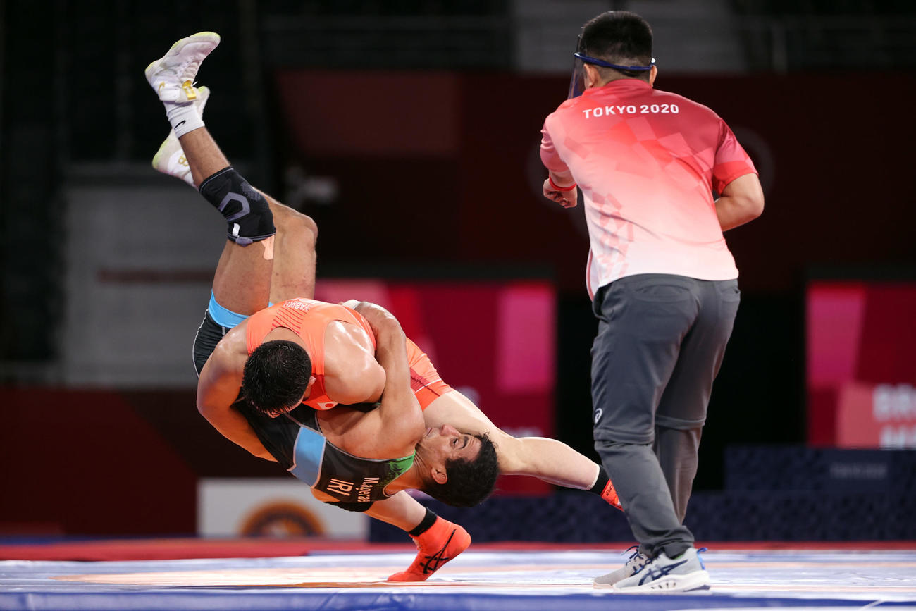 男子グレコローマン77キロ級3位決定戦　イランのゲラエイ（下）に投げ技を仕掛ける屋比久（撮影・パオロ　ヌッチ）