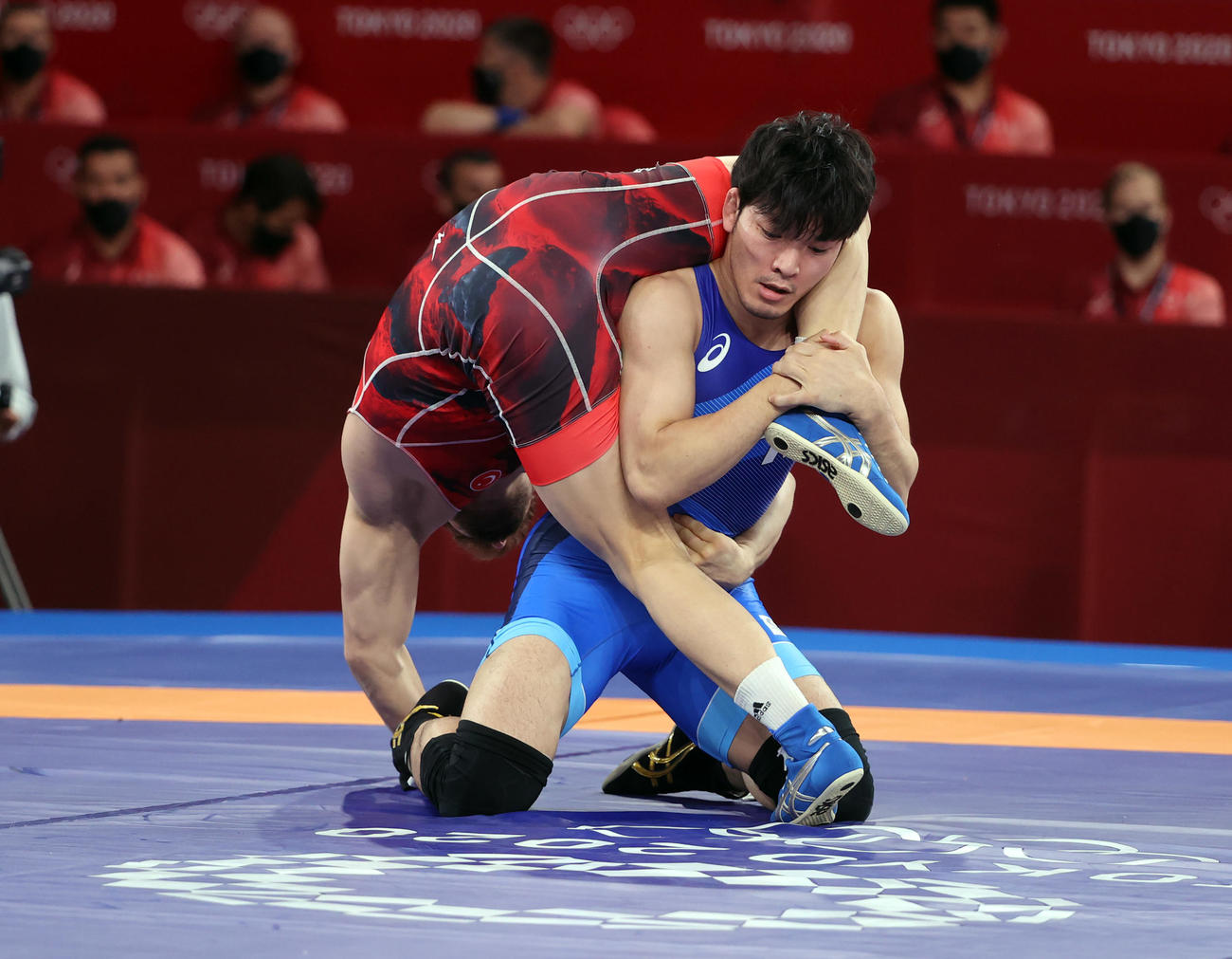 男子フリー86キロ級1回戦　トルコ選手と対戦する高谷惣亮（撮影・パオロ　ヌッチ）