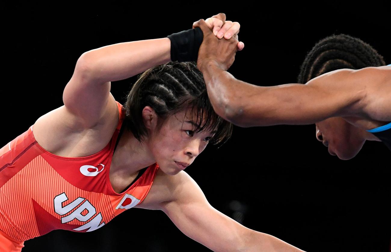 女子57キロ級1回戦　カマラを攻める川井梨紗子（ロイター）